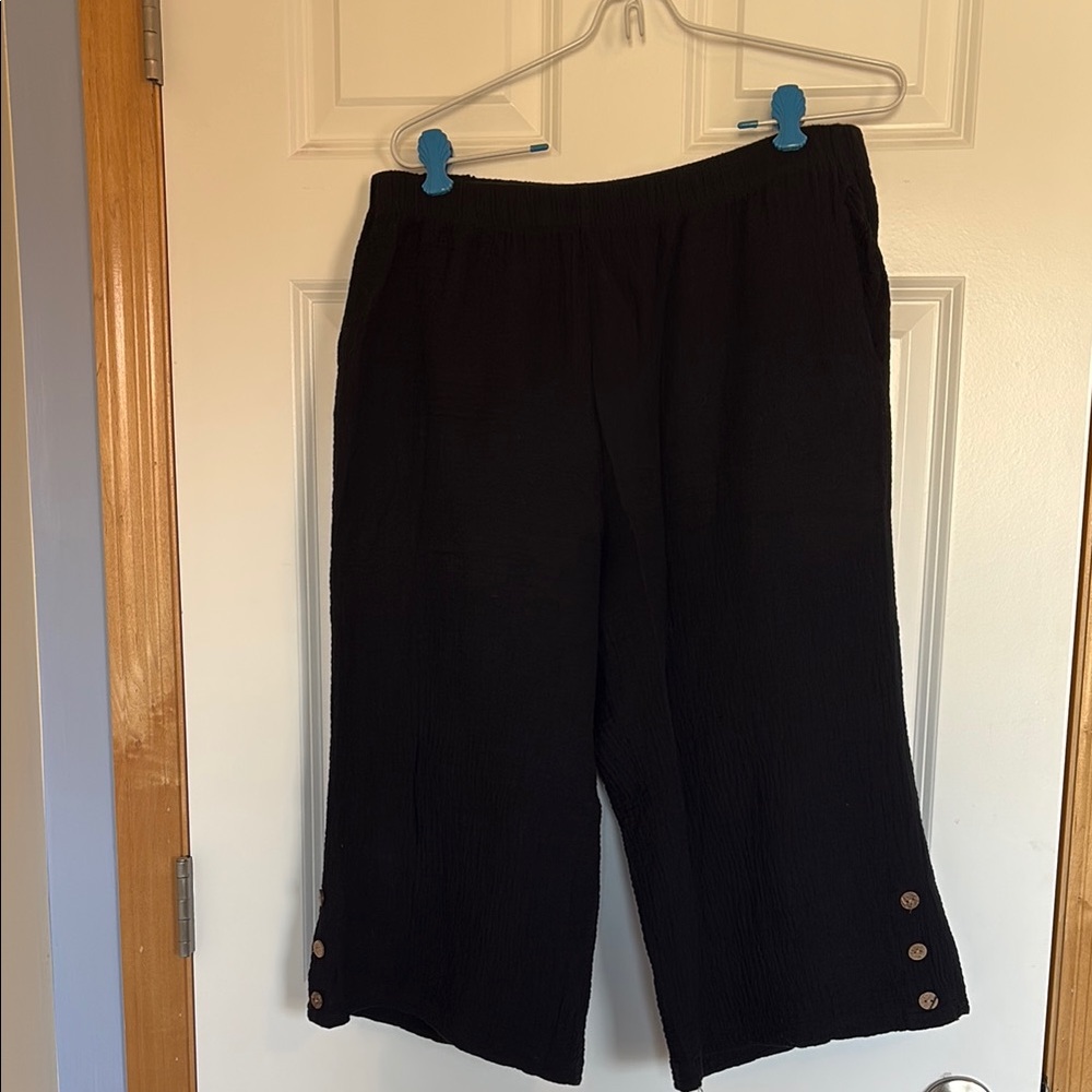 Black crinkle cotton culottes from Creation in EUC 🍀